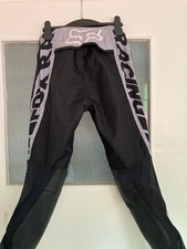 Motorradhose und Shirt, beides