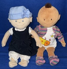 Puppe Jako-o Kuscheltier  2 Stück hell und dunkel mit Kleidung lesen (A1)