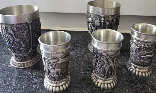 Zinnbecher mit reliefmotiv - 5,