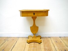 Biedermeier  Nähtisch Tisch Podest Birke  Urnen Form um 1820 restauriert