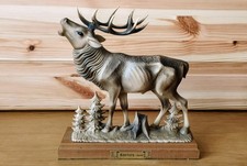 Röhrender Hirsch Figur aus Kunststoff. Deko. Höhe 21 cm.