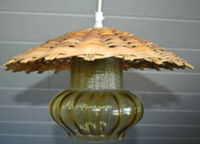 Alte DDR Hängelampe, Flurlampe, Dielenlampe mit Glasschirm und Rattankranz