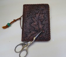 Altes Nadelset Leder geprägt