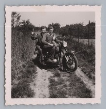 2 Männer auf Motorrad mit