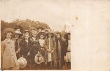  Gruppe von Mädchen draußen