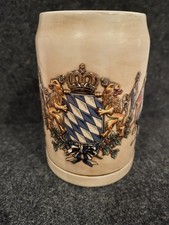 Bierkrug Bayrisches Wappen mit Krone und Löwen seitlich noch Deutsche Fahne 