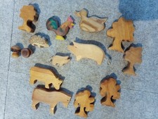Holzfiguren Bäume und Bauernhof