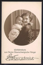 Victoria Luise Herzogin von Braunschweig mit Baby im Arm, Ansichtskarte 