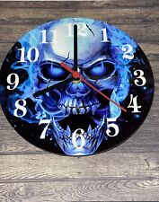 Blaue Schädeluhr