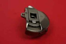 Spulenkapsel Elna 940 und 970 Stickautomat Bobbin Case 770590000 Janome