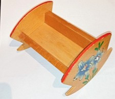 kleines Holz Puppen Bett 12 x 10 x 7 cm bemalt? Puppenstuben Möbel Wiege vintage
