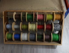 Modellbahnzubehör Steuerungszubehör Kabelrollenhalter Spender mit 19 Kabelrollen