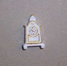 nostalgische weiße Kaminuhr -