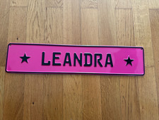 LKW Schild mit Namen "Leandra" - ca. 52 x 11 cm in Pink mit schwarzem Rand
