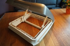 Dometic Dachfenster Heki 40 x 40 mit Innenrahmen, Fliegen- u. Verdunkelungsrollo