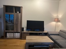 1x Schrank mit Glasfront; 1x TV-Kommode; 1x Fernsehtisch