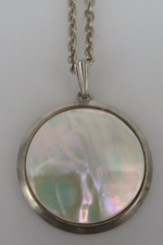 Neugablonz Dieter Knobloch: großer Art Deco Anhänger an Kette Perlmutt (113007)