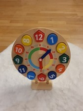 Lernuhr aus Holz in einem SEHR