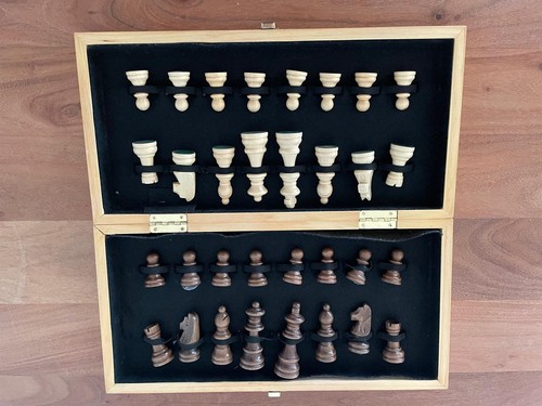 Schachspiel aus holz - aus,