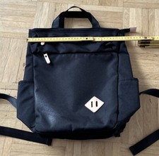 mittelgroßer Rucksack, schwarz, mit vielen Taschen, 2 Seitentaschen, 2 Innentasc