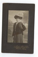 Junge Frau mit imposantem Hut und Stola, Martin Herzfeld, s/w CDV 1909