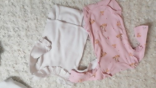 Zwei langärmlige baby - zwei, baby-bodys