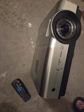 Promethean PRM-35 DLP Short Throw Beamer (Projektor) mit Fernbedienung.