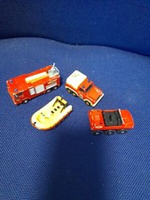 4 Spielzeugteile- 3 kleine Rettungsfahrzeuge und 1 Rettungsboot,kaum bespielt