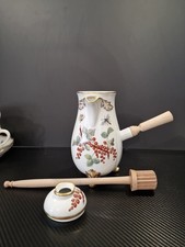 Kakaokanne mit Beeren und