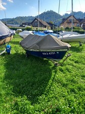 Motorboot zum Angeln mit Slipwagen. Hersteller Konemuovi, Typ Terhi 385.