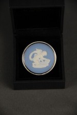 Brosche Kamee Armor Putto