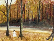 Figur auf einem bewaldeten