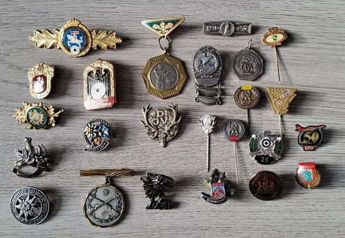 Konvolut pins abzeichen - pins,,