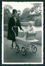 Foto schöne elegante Frau mit Kinderwagen Kind Spazierengang 50er Photo PRAM