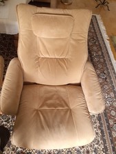 eleganter Velours/Alcantara-Sessel mit edlem Holzgestell