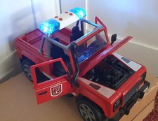 Bruder 2010 Land Rover Defender mit Licht und Sound