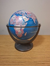 kleiner Tischglobus, horizontal und vertikal drehbar, Höhe mit Ständer ca 13 cm