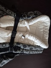 Babytrage mit Einsatz für Neugeborene