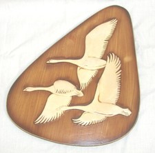 VINTAGE WANDBILD aus KERAMIK in NIERENFORM **fliegende Gänse**, 50er Jahre