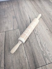 Nudelholz. Mit Plätzchenformen Drauf Aus Holz Teigrolle Backen