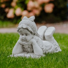 Mädchen mit Buch liegend