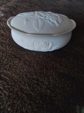 Kaiser Germany, weiße Porzellandose/Bisquitporzellan mit Deckel, M.Frey Nr.665