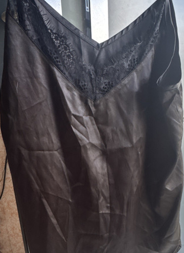 Schwarzes satin nachthemd mit - schwarzes,