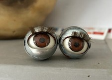 Paar braune Schlafaugen für