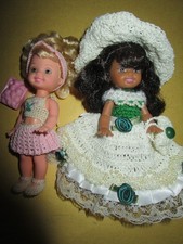 B2178) ZWEI RARE ORIGINALE BARBIE SHELLYS MATTEL IN FEINER HÄKEL-KLEIDUNG+SCHUHE