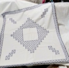 Antike Mitteltischdecke, weiß, blaue Stickerei-Handarbeit/ Esstisch 89x89cm