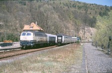 (13306) orig. Dia - BRD - BR 216 218-8 mit einem Nahverkehrszug - 80er Jahre