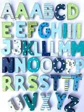 HOLZ BUCHSTABEN BLAU GRÜN MIT LOCH ZUM FÄDELN KINDERZIMMER DEKO TAUFE HOCHZEIT