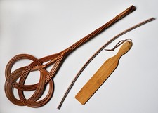 KONVOLUTE Teppichklopfer * Bambustawse und Rohrstock im Kunstsstoffrohr