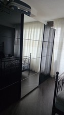 Kleiderschrank Schwarz, mit Spiegel, Schiebetüren. Ca. 2.70 Lang, 2.00 M Hoch?